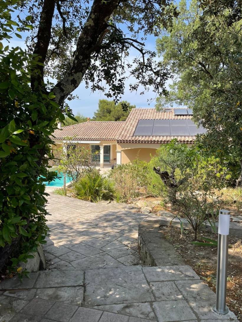 Nîmes, Villa + 2 gîtes et maison à finir